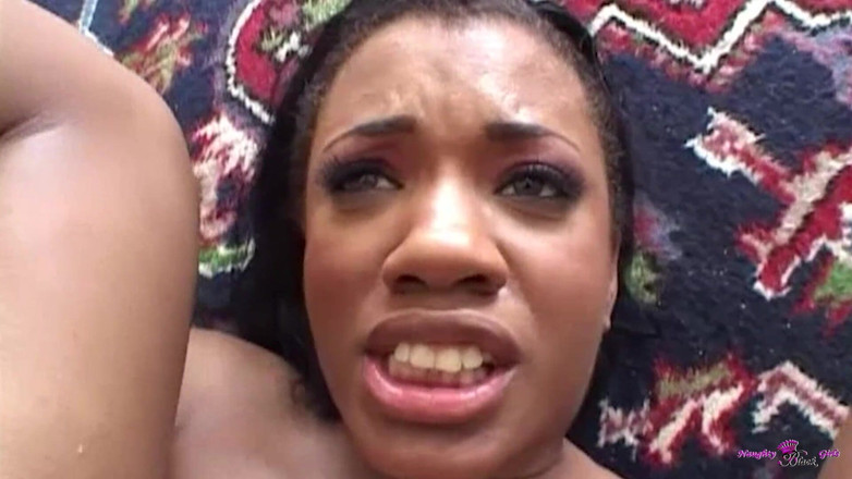 Naughty Black Girls: 이 흑인 유혹하는 소녀는 애널에 만족하지 않아 이중 삽입을 한다