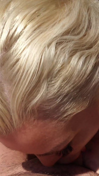 Shakira's Sunny Patio Suck-Fest: Blond bomba pożera i zostaje zalana