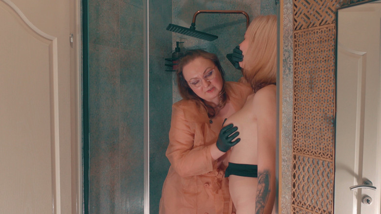 Anvill: Ma belle-mère m’a brûlé en me branlant sous la douche...
