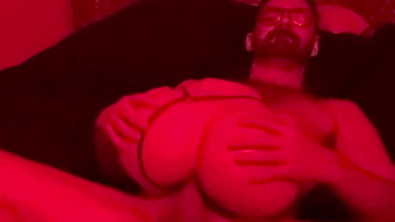 Doll Goon: Daerah lampu merah mengongkek pantat besar ini