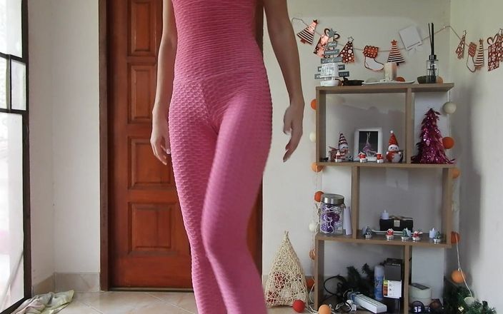 MissAnja_FH: ピンクのジャンプスーツでセクシーで超汗だく