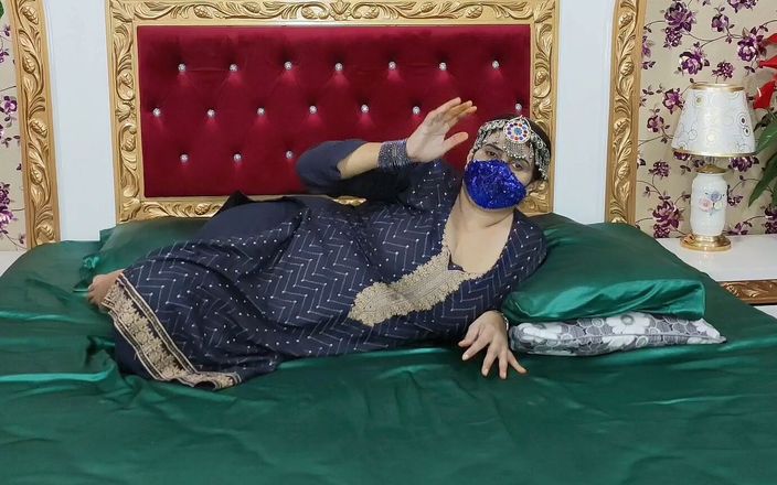 Shilpa Bhabhi: Mooie Bhabhi met grote borsten neukt poesje door grote dildo