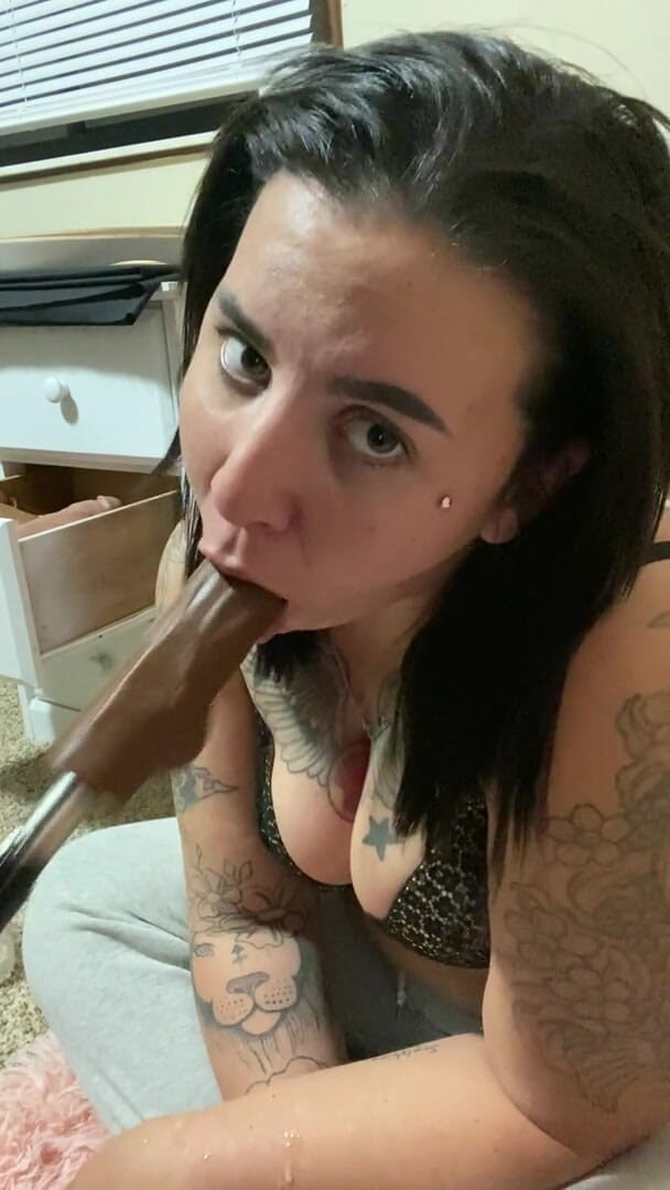MzKiTTy91: Pawg milf gibt schlampigen blowjob auf bbc-dildo