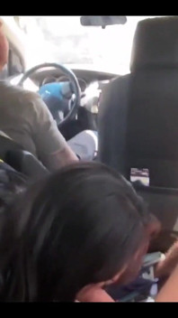 La donna sposata mi ha succhiato con suo marito al volante