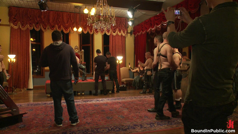 Bound in public: Live shoot: Dirk Caber en 200 geile mannen op Folsom weekendfeestje.