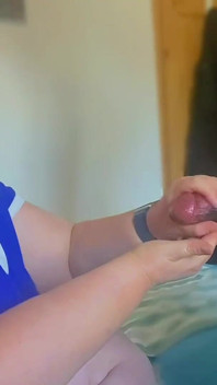 Madura GILF Maneja La Polla De Sus Amantes Haciendo Que La Polla Gotee Con Semen