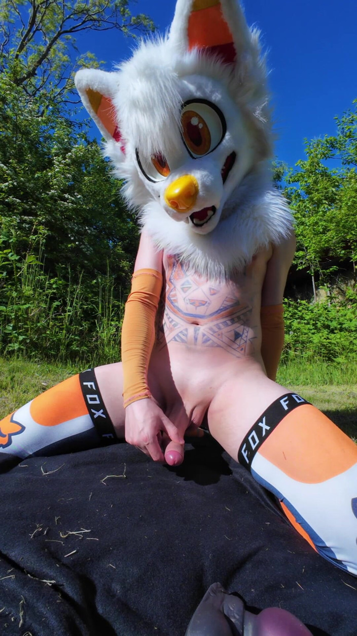 ShakkiFoxAD: Twink mit großem schwanz, der in der natur vorführt