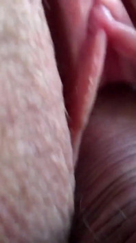 Šukání kundičky a čůrání uvnitř. Close-up