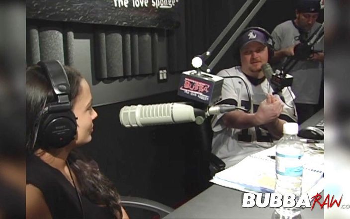 Bubba Raw: Dziewczyny z sąsiedztwa miga cipkę. Radio jock shock
