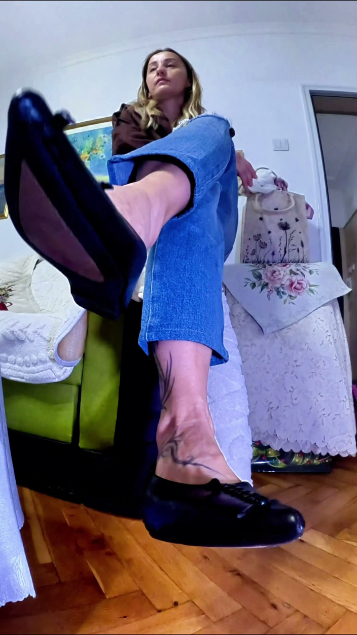 Mistressyammyboots: Dangling Disdain: Casual Swings and Low Shoe Supremacy