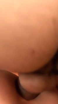 Po przybyciu dwóch facetów brunetka wyciąga jej tyłek wtyczkę, aby rozpocząć DP.