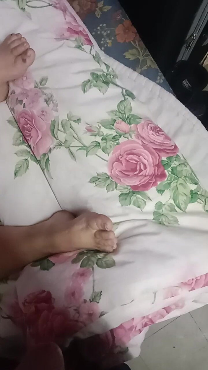 Footfetish productions: 偷偷地跳到继母的脚上