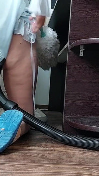 Sexy Manželka Dělá Domácí Práce V Domě Nahá. Vyvrcholení Na Velký Zadek Manželky.