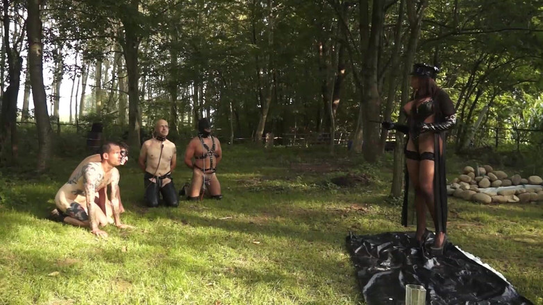 BDSM Deutschland: Sexy latina domina castigando esclavos sexuales masculinos