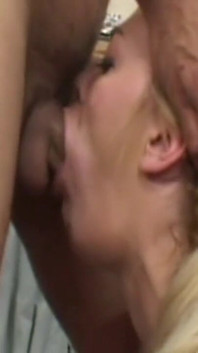È una ragazza ben educata e fa quello che lui vuole