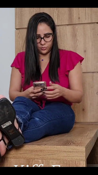 Nožní otrok lízá špinavé sandály a špinavé nohy po odpoledne v obchodě