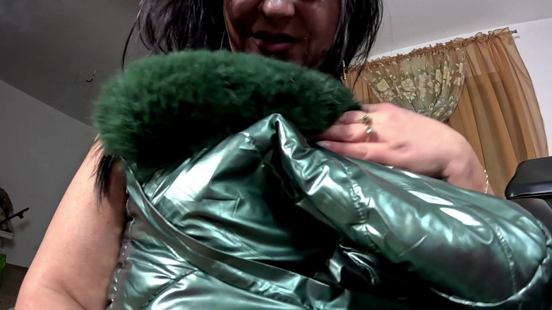 MilfyCalla: Shiny Downjacket Boobs Tease - Mantel Bengkak, Belahan Dada Dalam &amp; Tampang...