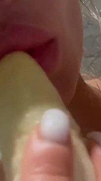 Monika Fox metió una banana en el coño y el culo