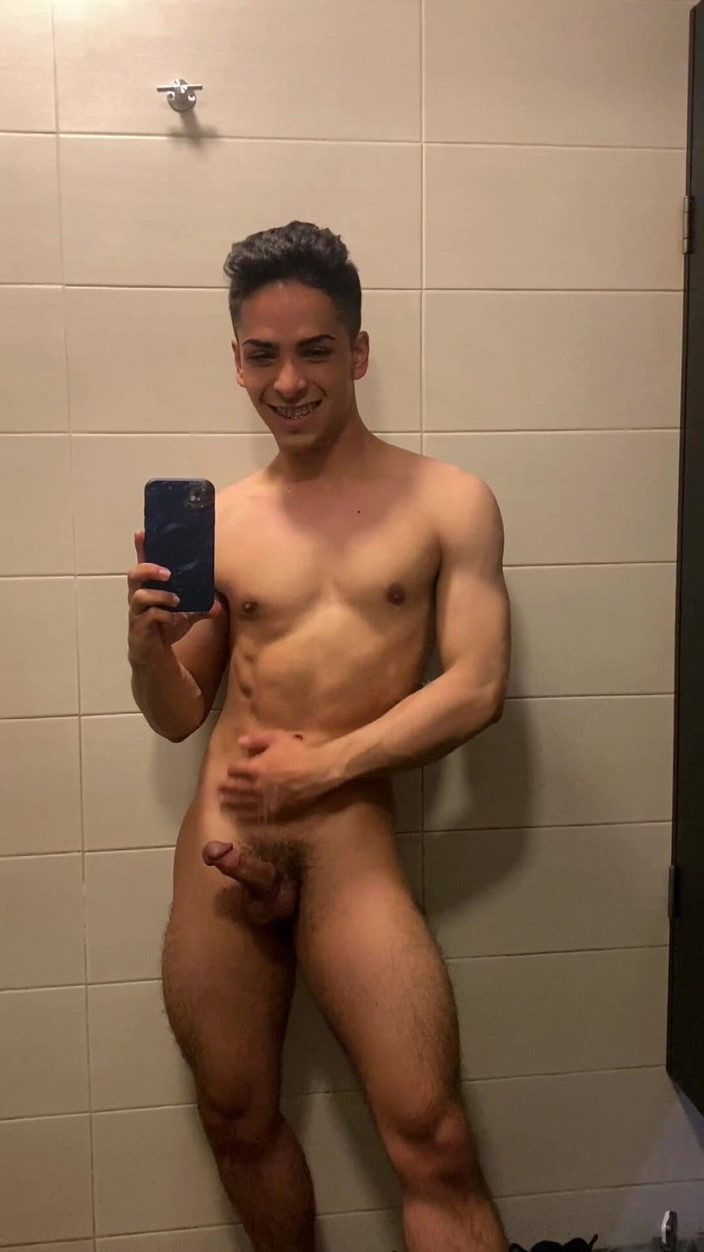 aodaboy: Sexy Heer In De Douchegym