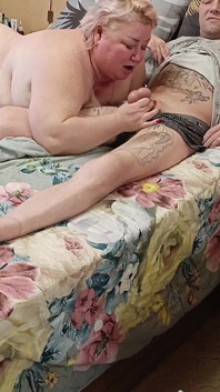 Meine stiefmutter mit dicken titten lutscht meinen schwanz und kommt