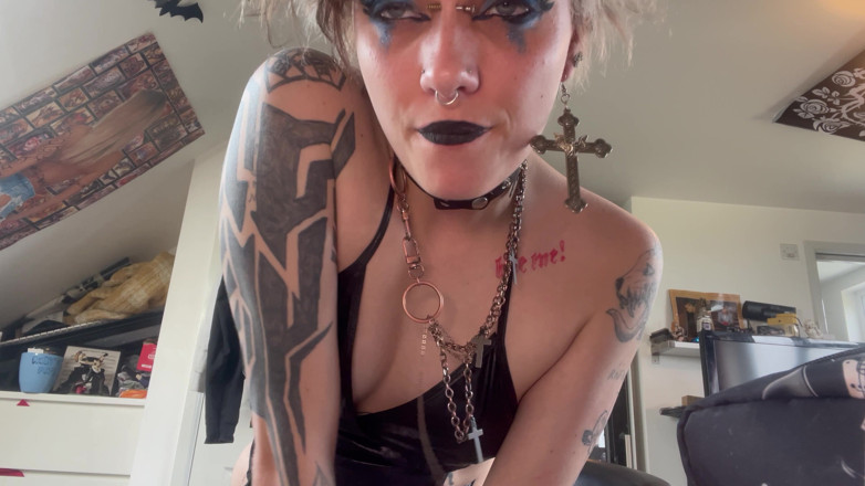 Glitter queen: Ta demi-sœur t’surprend en te branlette et te coupe et...