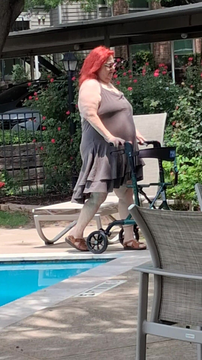 BBW nurse Vicki adventures with friends: 夏がやってきました!ビッグナース・ヴィッキースタイルの初めてのプール訪問の時間です!