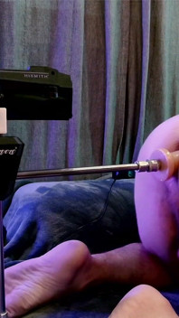 Die Maschine Lief Einen 40-minütigen Gangbang: 44 Männer, 13.000 Schläge
