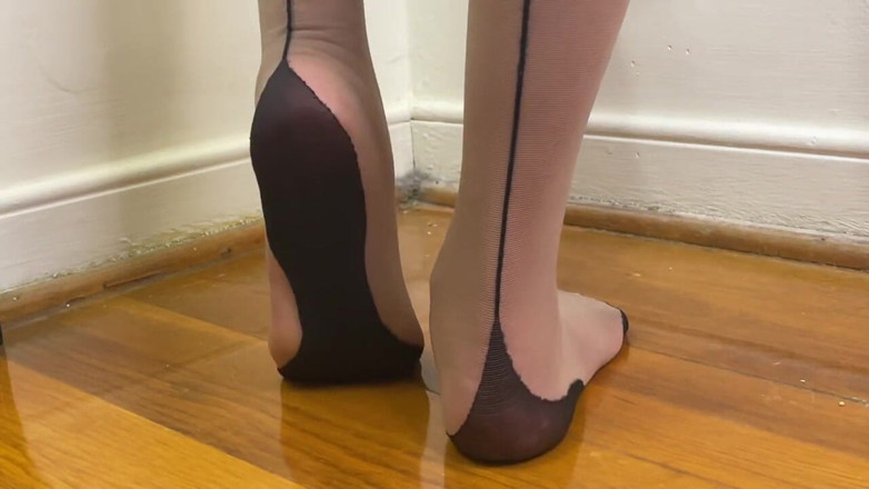 Pink Foxx: Pink Foxx toe TAPS और जूते को हटाना हिलाने के निर्देश