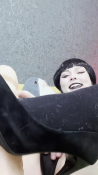 Coaching masturbatoire : Wednesday Addams te récompense avec shoejob et pipe