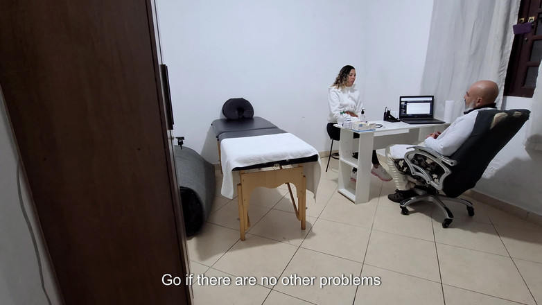 Gabi SweetCouplesStories: Pacientul este cu degetul de proctolog în timpul examenului anal.