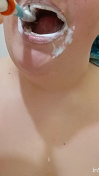 Anche le si lavano i denti~