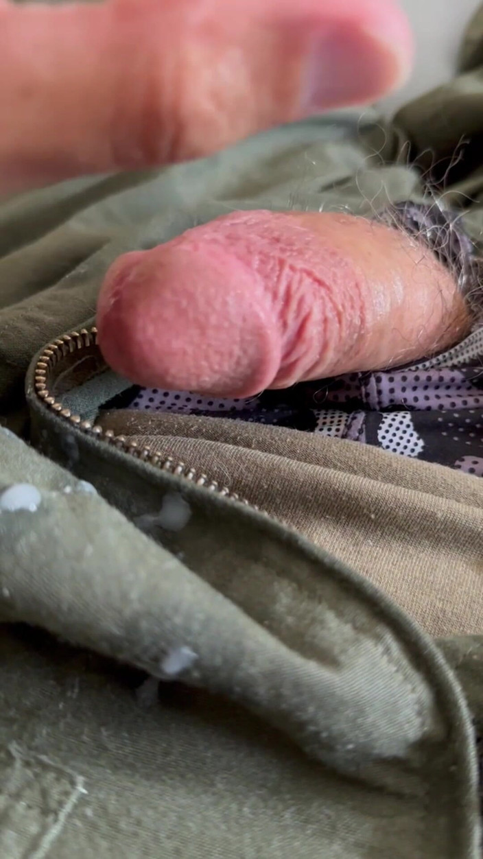 Gay Soldier Stuff: Il caldo soldato americano dell'esercito masturba il suo cazzo palpitante!!