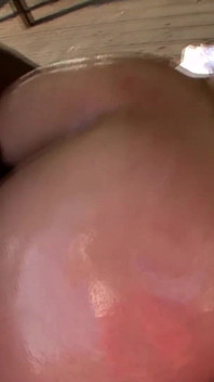 Güzel yağlanmış bebek açık havada büyük zenci yarağı tarafından götten sikiliyor