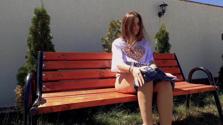 SassyTiff: Blonďatá bomba je parní bench potěšení