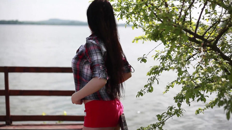 XCZECH: 湖の近くで自慰行為をする大きなおっぱいを持つチェコの女の子