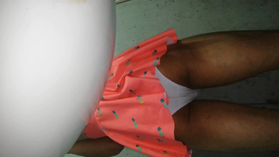 Rey rey: Schattig heet toont haar witte slipje onder rok met pov-verrassing