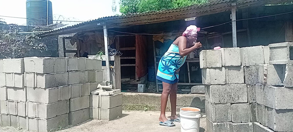 Creamyshuga: 性感的农村女孩在大院外洗澡