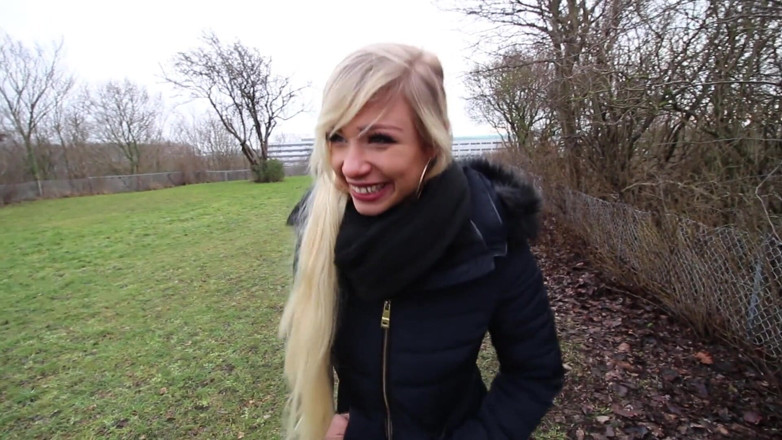 Eronordic: Une blonde sexy exhibe ses seins et suce une bite...