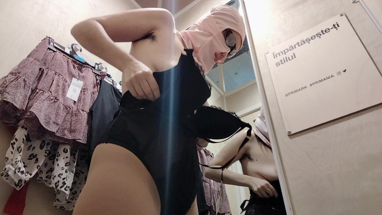Amateur_MS: Cewek seksi rambut cokelat di ruang ganti
