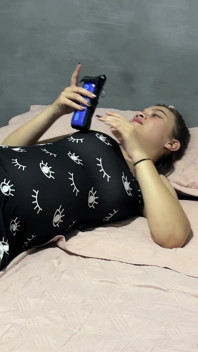Le Digo a Mi Hermanastra Como Excusa Que Tengo Mucho Calor En La Sala Para Terminar Metiendole Mi Enorme Pene Por Su Rico Culo.