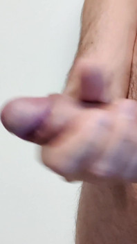 Masturbandosi in primo piano con sborra che gocciola