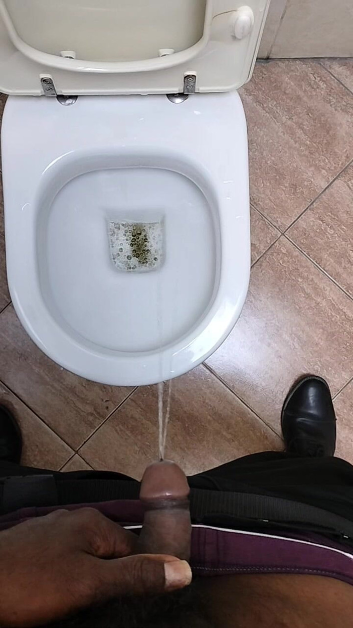 Blackcock83: Pisciare e masturbazione