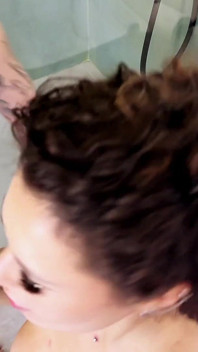 Sesso a Tre Nel Backstage Del Video Porno! Mi Hanno Distrutto Il Culo in Bagno Scopandomi a Turno E Insieme!