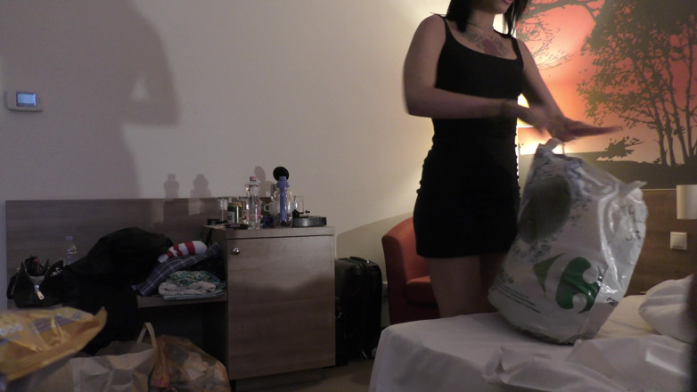 Leon Lambert Girls Twerk Parties CFNM: 缓慢激烈的忽视手淫挑逗，以产生和从球得到 precum 与 clara