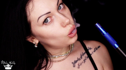 Goddess Misha Goldy: Sensueel roken & lippenfetisj & lippenstift plagen