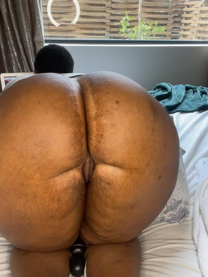 Big black clapping booties: Branlette extrêmement géniale et applaudissements sans culotte - épisode 0102