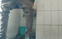 Tamil 10 inches BBC: Facet waląc swój ogromny kutas w łazience