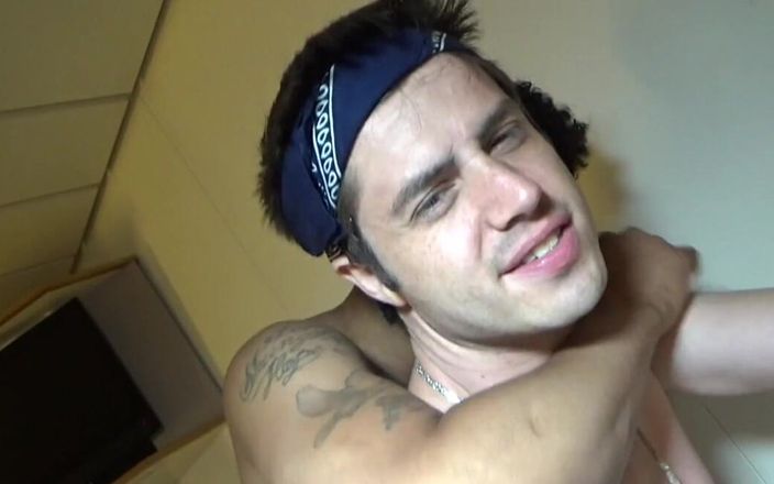 Crunch French bareback porn: Teh Twink Carlos Fama geneukt door zwarte biseksuele man