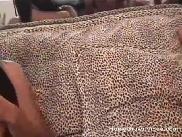 Homegrown Amateurs: Glücklicher weißer typ, der zwei ebenholzküken knallt