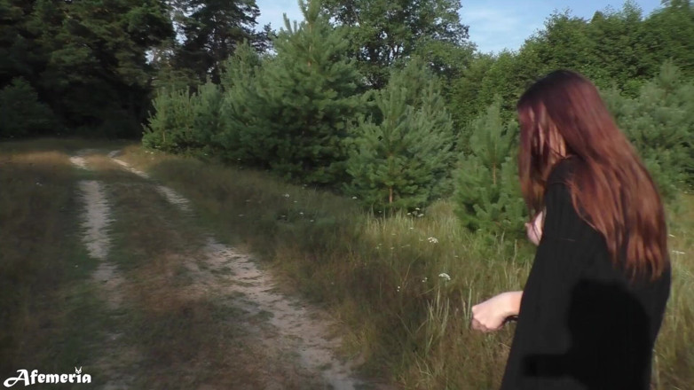 Afemeria: Sensual morena se despi na floresta e caminha nua